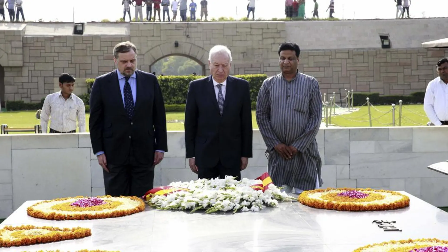 El ministro español de Asuntos Exteriores, José Manuel García-Margallo, y el embajador español en el país, Gustavo de Arístegui, durante su visita a la tumba del Mahatma Gandhi