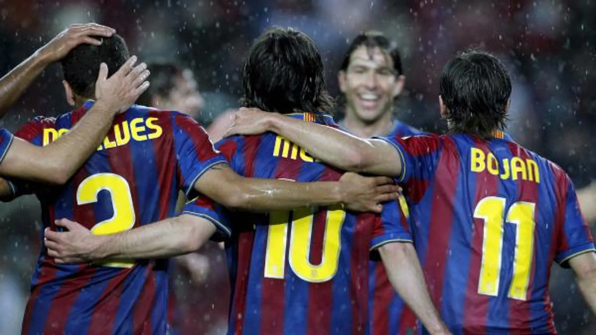 Los jugadores del Barcelona celebran un gol