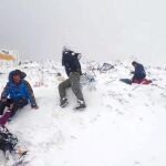 Varios escaladores intentan socorrer a una de las víctimas en la ladera del Everest