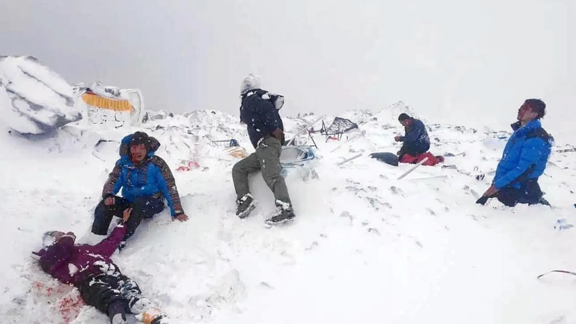Varios escaladores intentan socorrer a una de las víctimas en la ladera del Everest