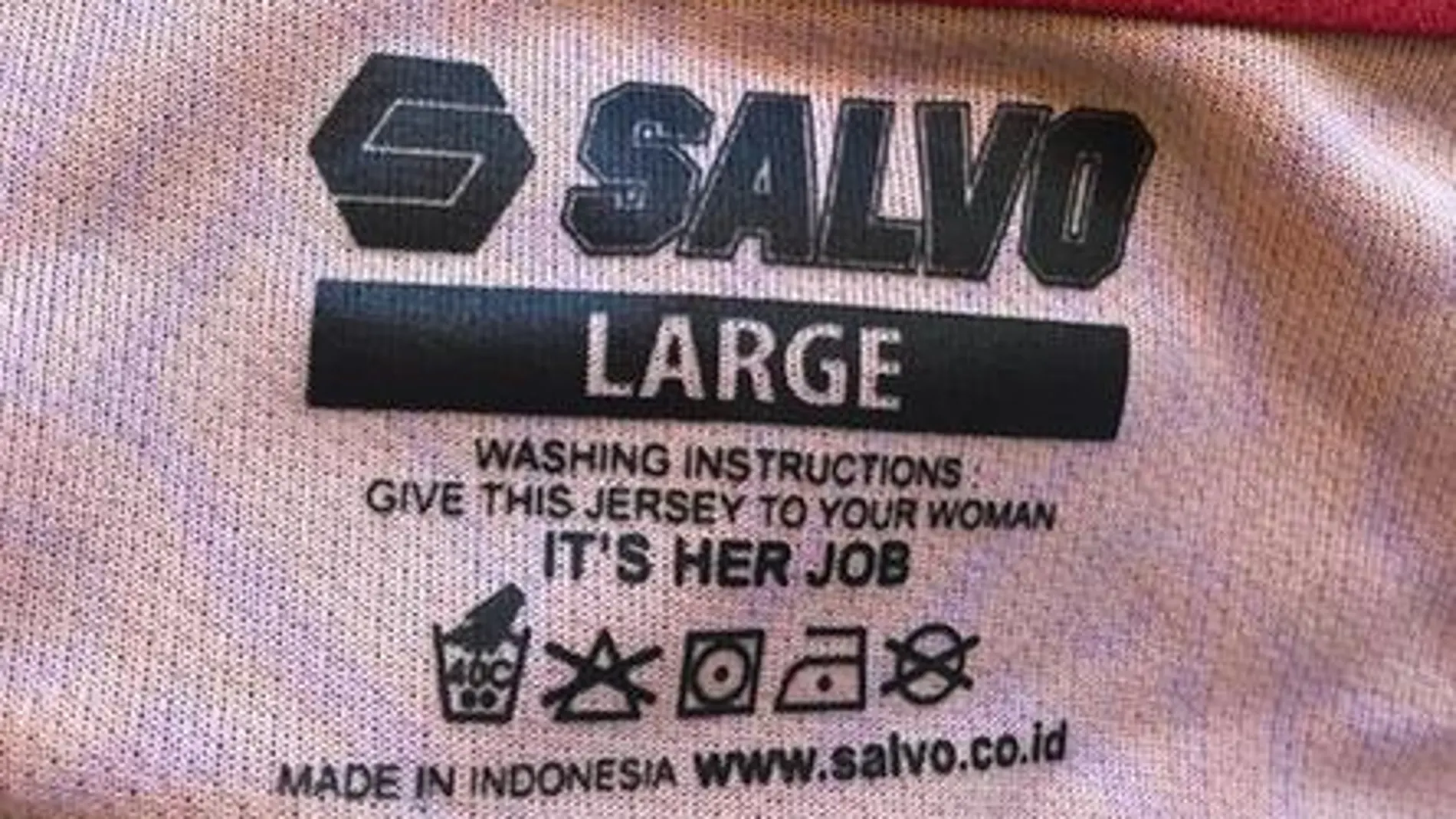 «Instrucciones de lavado: Dale el jersey a tu mujer, es su trabajo»
