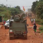 Un vehículo militar español patrulla por la ruta “Whisky” en Bangui