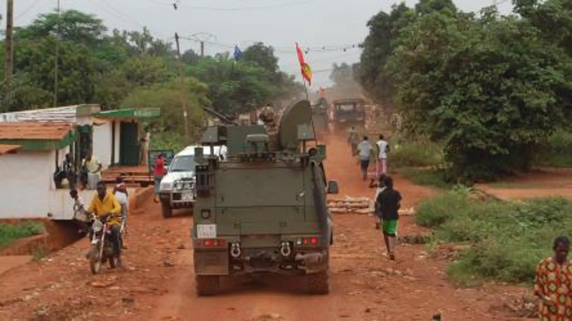 Un vehículo militar español patrulla por la ruta “Whisky” en Bangui