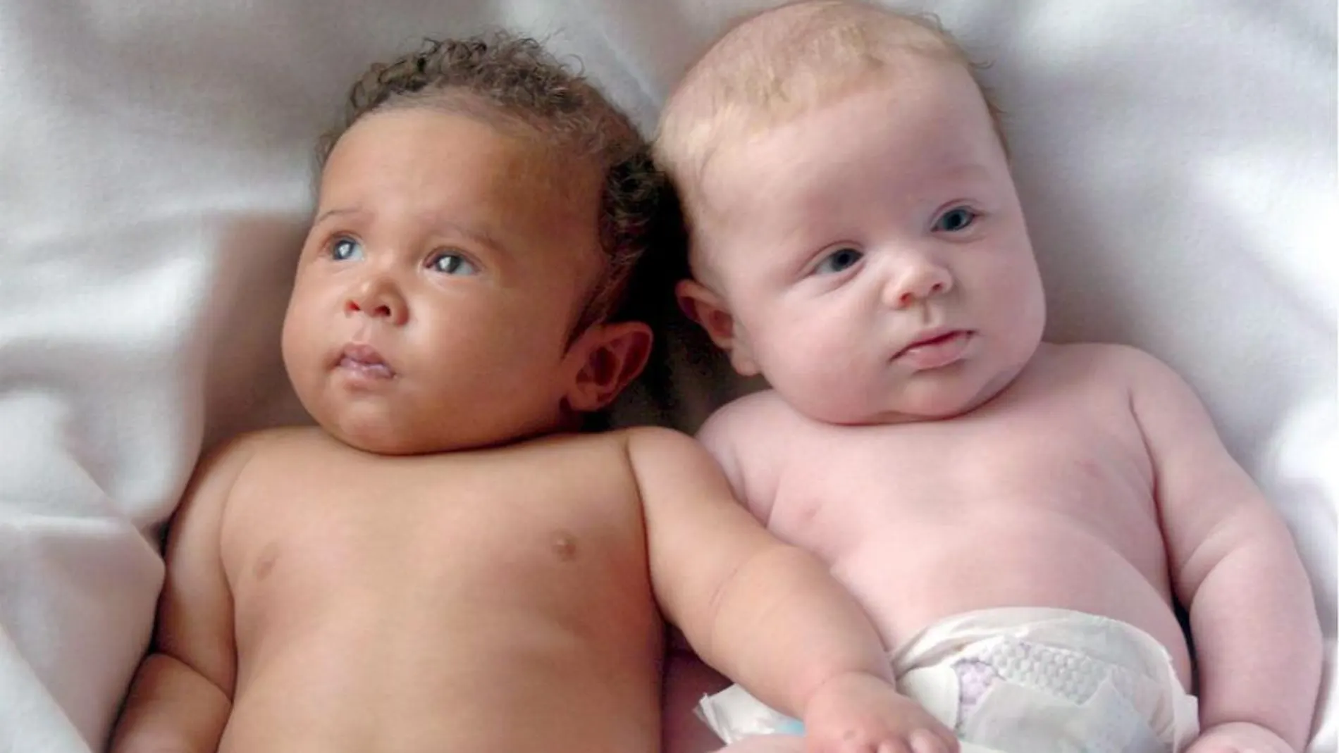 Imagen de otra excepción de la naturaleza. Dos hermanos mellizos, en este caso, de diferente color, nacieron en Reino Unido en 2006.