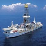 Barco de BP que trabaja en la contención del vertido