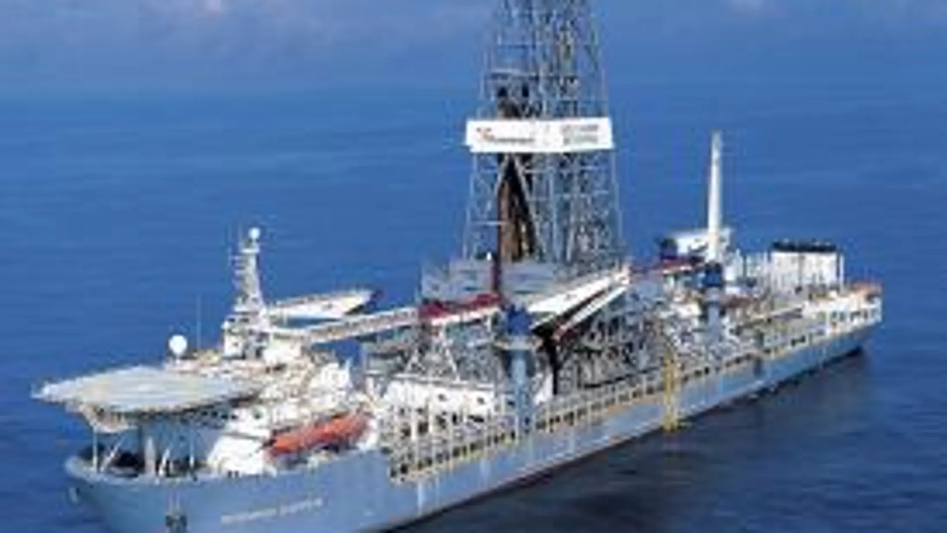 Barco de BP que trabaja en la contención del vertido