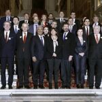 Los alcaldes de varias ciudades europeas, encabezados por la alcaldesa de París, Anne Hidalgo (5 izq, delante), posan para una foto de familia antes de la reunión preparatoria para el COP21 en el Ayuntamiento de París (Francia), este jueves