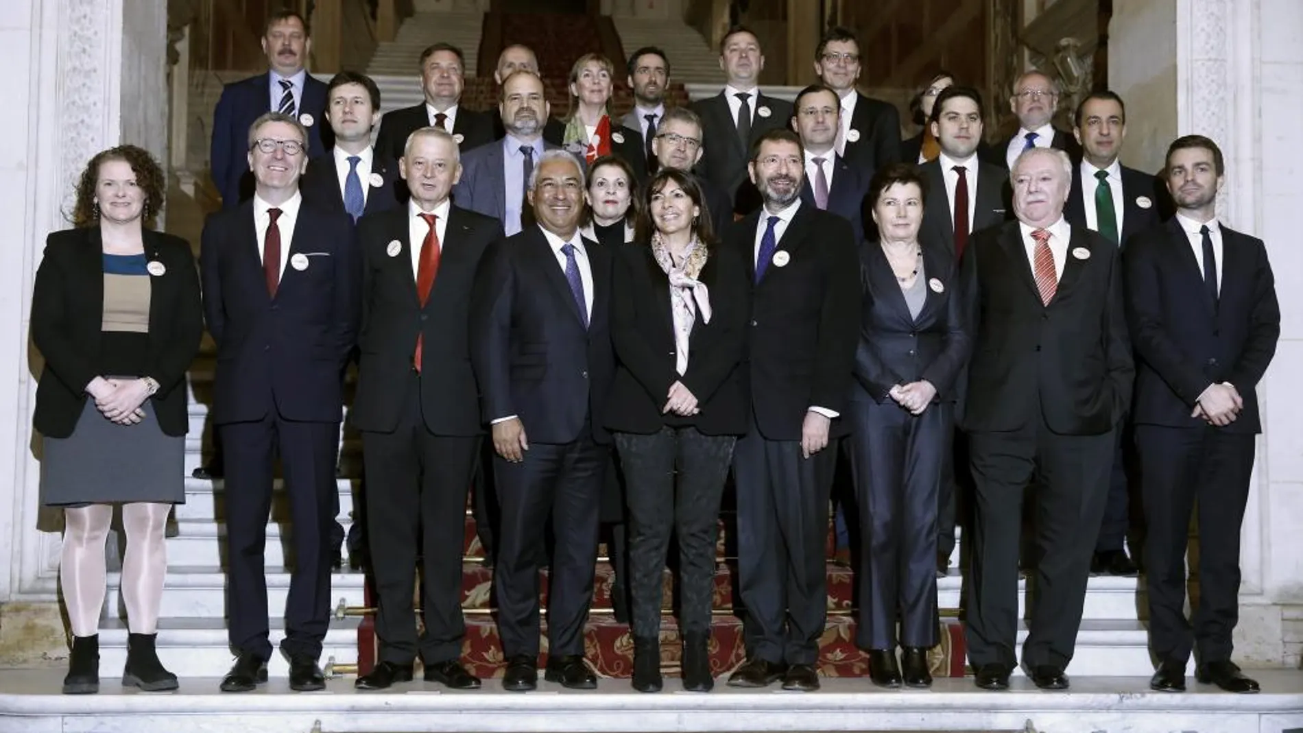 Los alcaldes de varias ciudades europeas, encabezados por la alcaldesa de París, Anne Hidalgo (5 izq, delante), posan para una foto de familia antes de la reunión preparatoria para el COP21 en el Ayuntamiento de París (Francia), este jueves