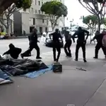  Seis policías abaten a tiros en Los Ángeles a un vagabundo acusado de robo