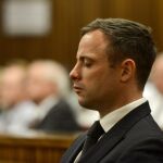 El atleta paralímpico sudafricano Oscar Pistorius escucha la sentencia leída por la jueza Thokozile Masipa en el Tribunal Superior de Pretoria