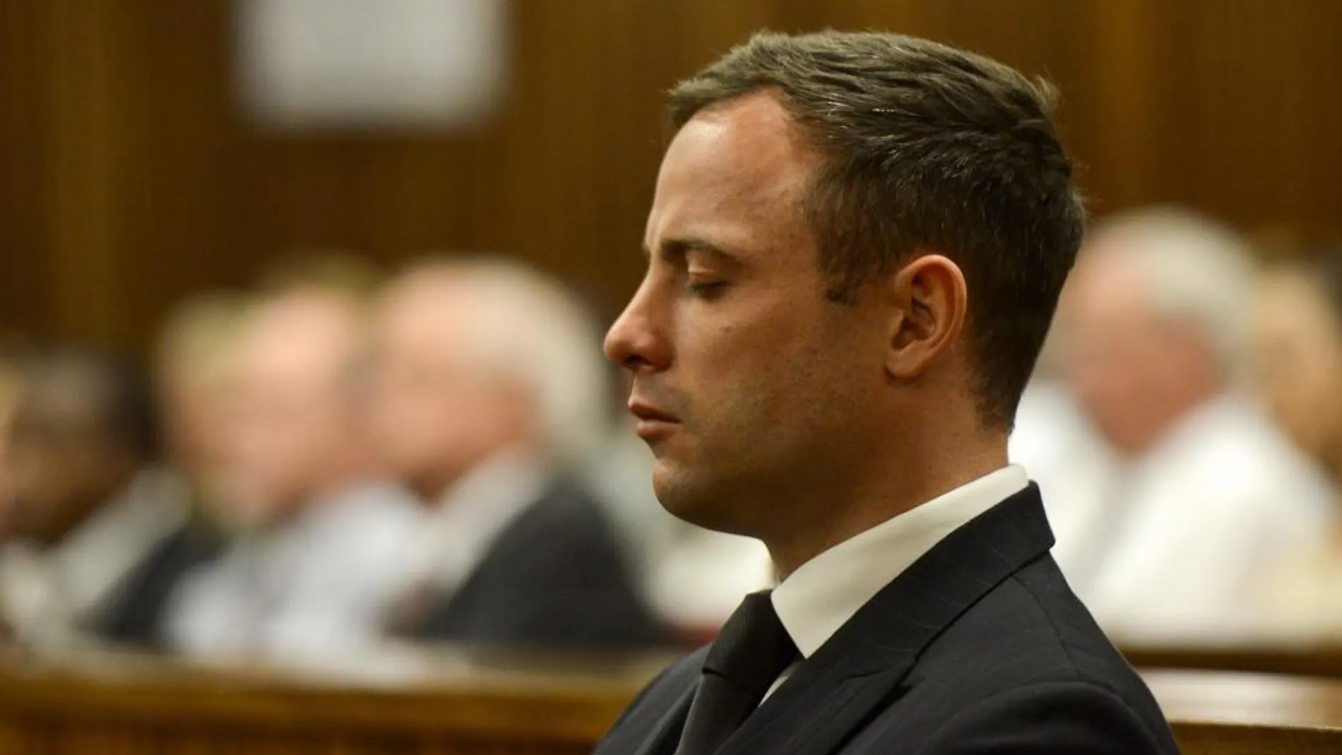 El atleta paralímpico sudafricano Oscar Pistorius escucha la sentencia leída por la jueza Thokozile Masipa en el Tribunal Superior de Pretoria