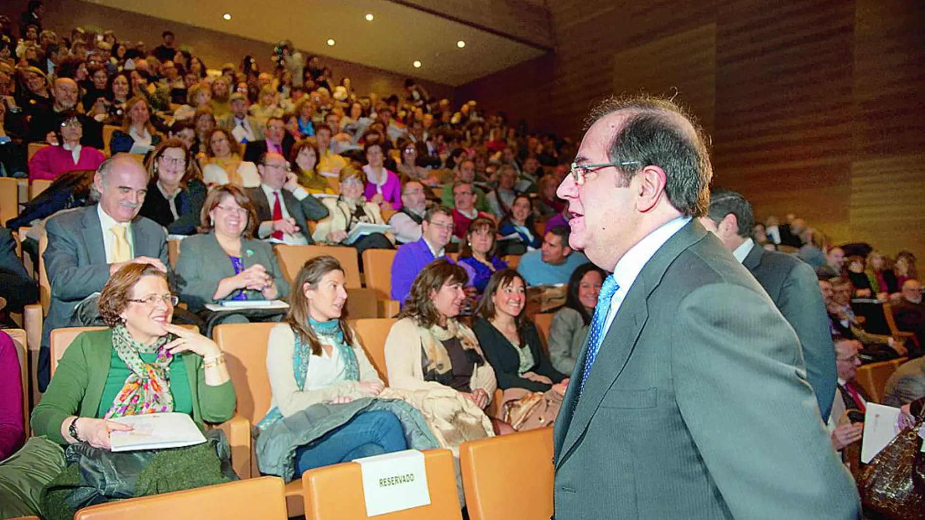 El presidente Herrera se dirige a los asistentes a la presentación de la Estrategia de Atención al Paciente Crónico