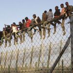 Unos ochenta inmigrantes están encaramados desde primera hora a la valla de Melilla, fronteriza con Marruecos