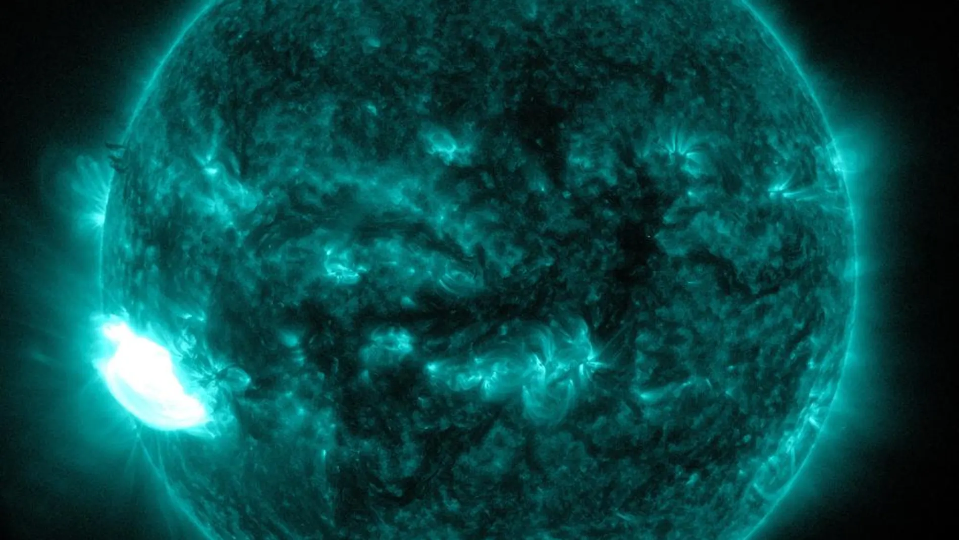 Imagen de la explosión solar captada con rayos ultravioleta