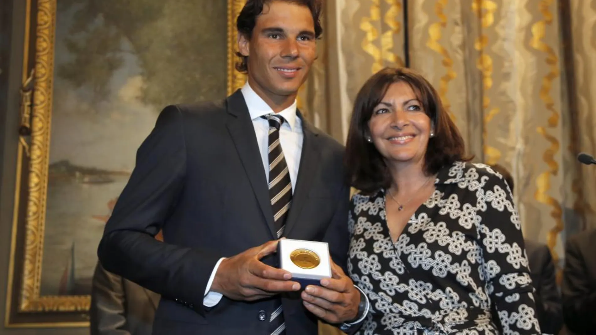Nadal posa con la medalla Grand Vermeil Paris, que ha recibido de manos de la alcaldesa Anne Hidalgo