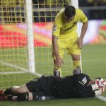 El portero del Villarreal Sergio Asenjo se queja en el suelo tras lesionarse anoche frente al Atlético