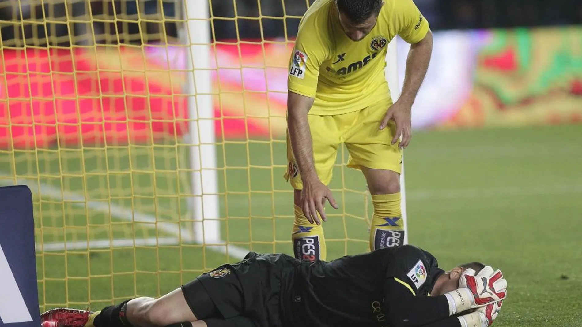 El portero del Villarreal Sergio Asenjo se queja en el suelo tras lesionarse anoche frente al Atlético