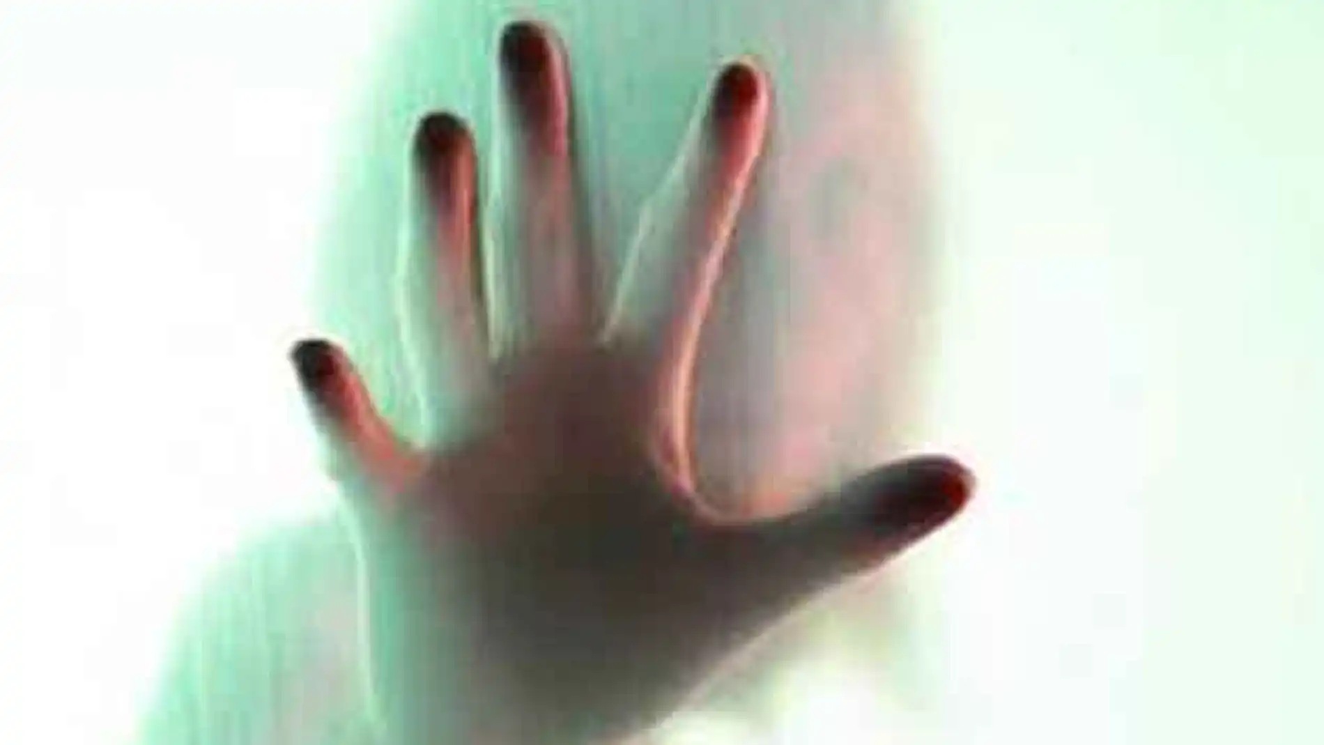 Un hombre encierra a su mujer en el baño durante tres años
