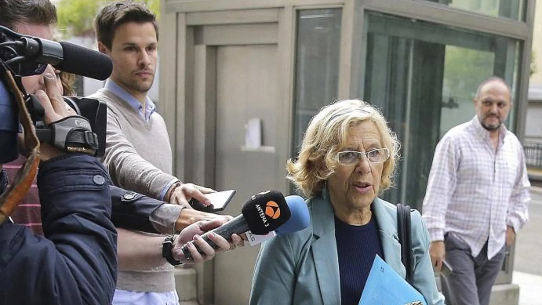 La alcaldesa de Madrid, Manuela Carmena, a su llegada hoy a la reunión con su equipo de gobierno para analizar la polémica de los «tuits».
