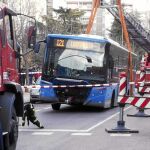 Los Bomberos de la ciudad tuvieron que acordonar la confluencia de las calles Illescas y Queró para poder sacar la rueda del autobús que se hundió en el agujero