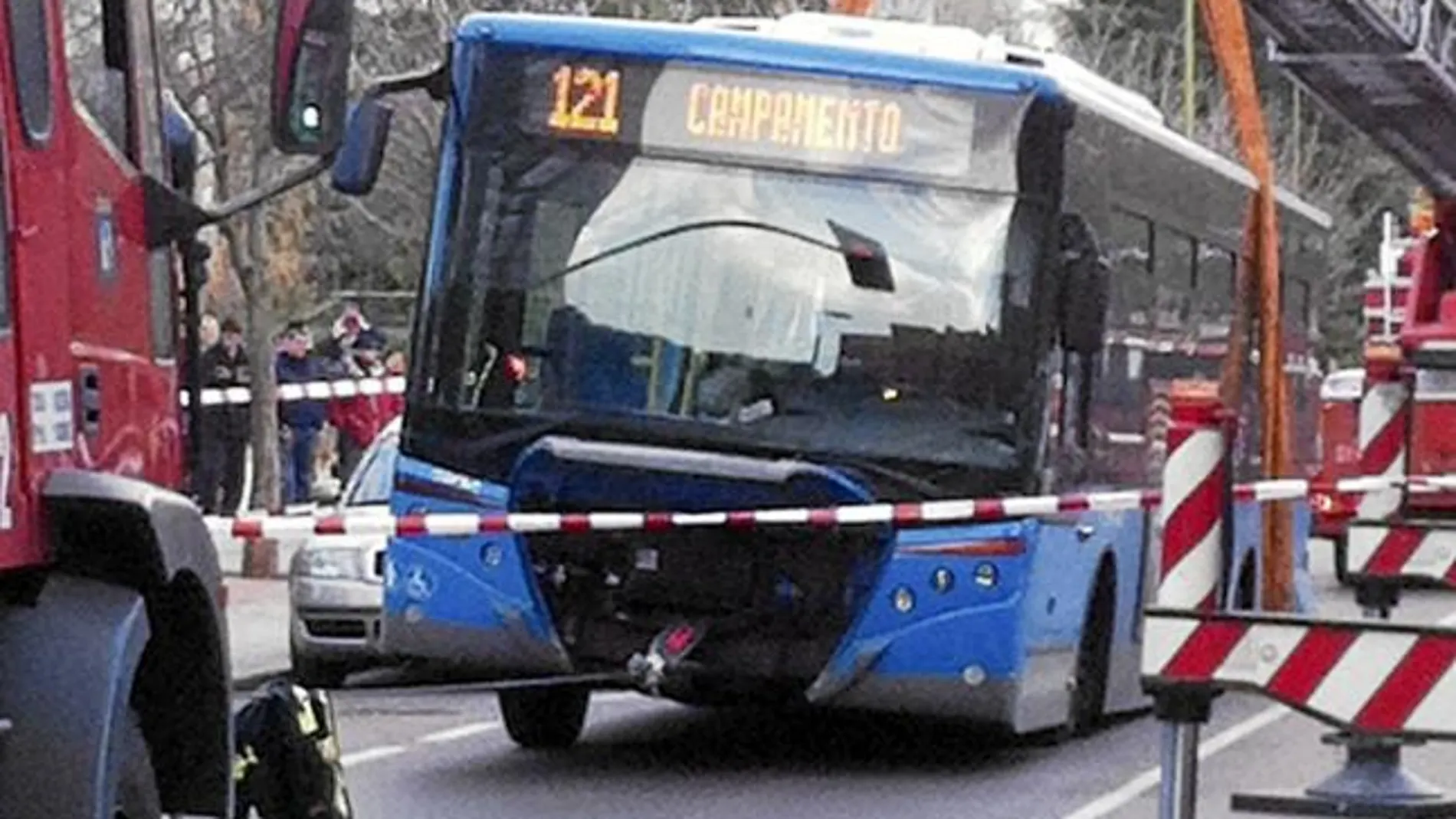 Los Bomberos de la ciudad tuvieron que acordonar la confluencia de las calles Illescas y Queró para poder sacar la rueda del autobús que se hundió en el agujero
