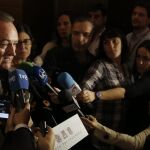 Alberto Fabra atiende a los medios de comunicación en los pasillos de Les Corts tras intervenir en la sesión de control al gobierno valenciano