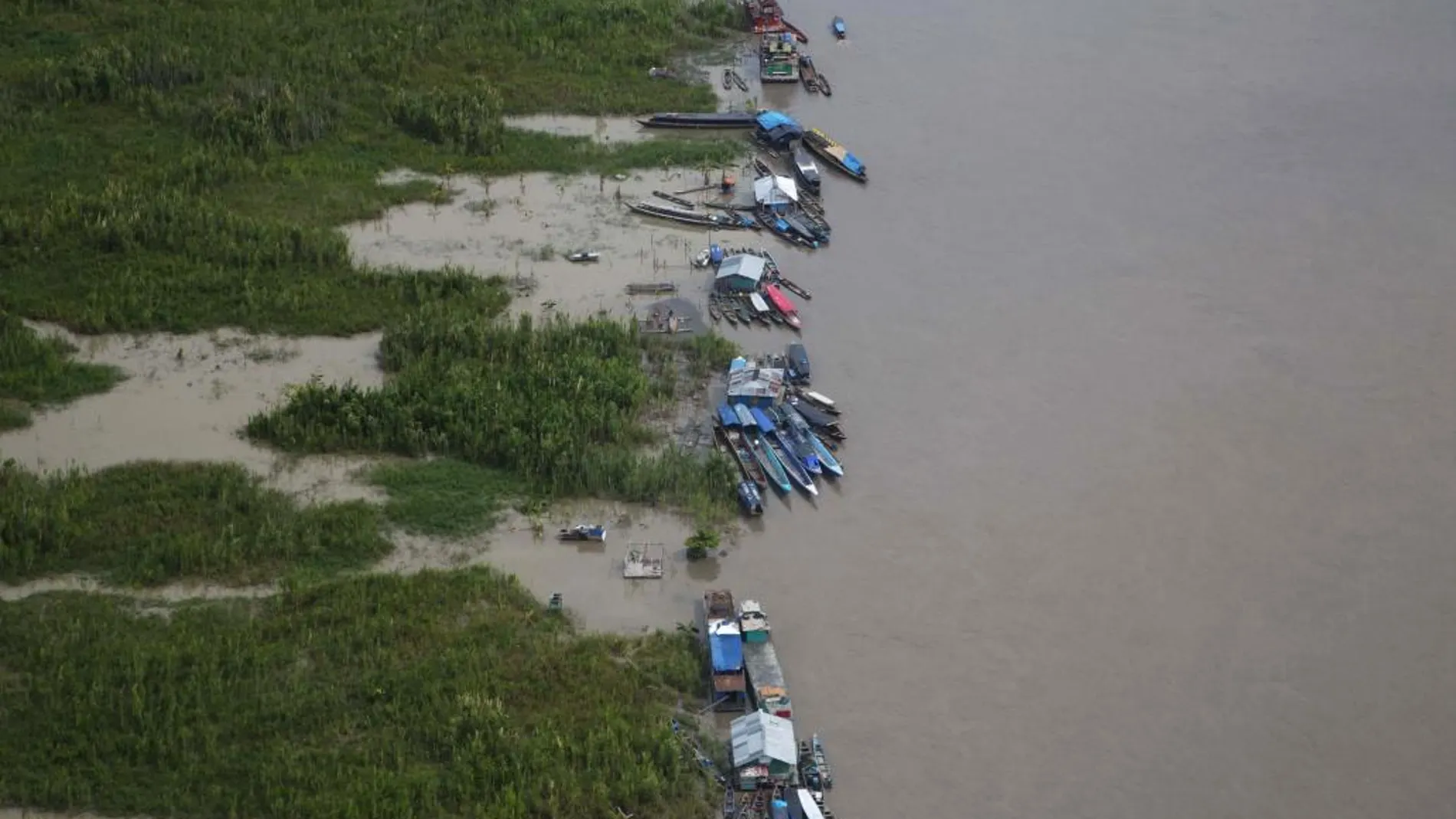 Pequeños barcos anclados a lo largo de la orilla del río Ucayali , cerca de Pucallpa , Perú. La tala ilegal persiste sin remedio en esta remota comunidad remota comunidad del Amazonas