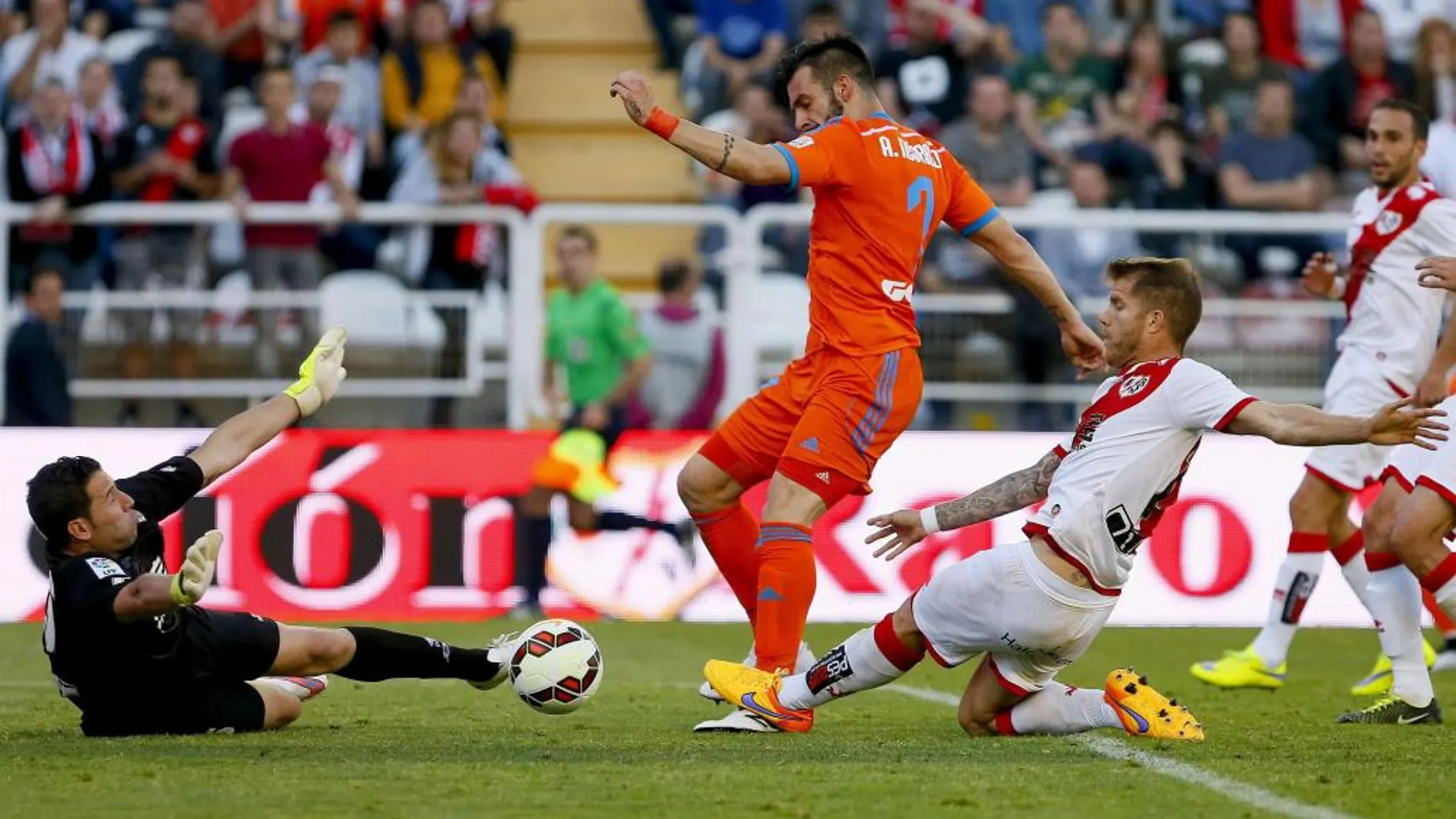 Negredo (c), remata a puerta ante el portero del Rayo Vallecano