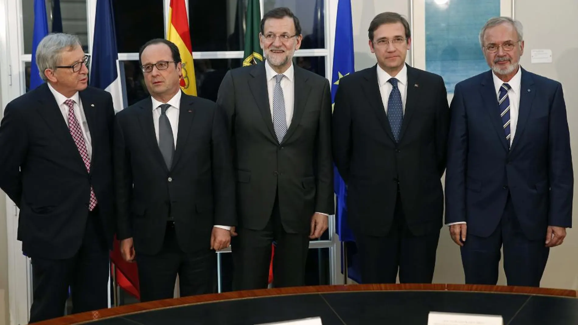 Mariano Rajoy (c), junto a François Hollande (2i); Pedro Passos Coelho; Jean Claude Juncker y Werner Hoyer.