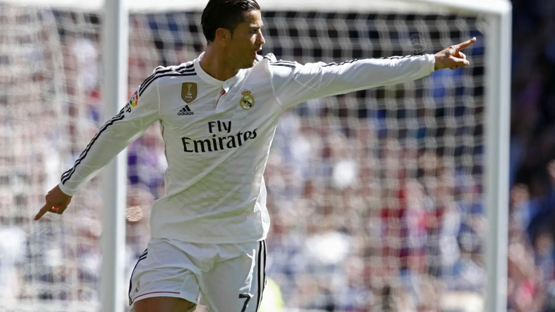 El delantero portugués del Real Madrid, Cristiano Ronaldo, celebra uno de sus cinco goles al Granada.