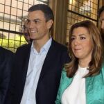 El secretario general del PSOE, Pedro Sánchez (2i), junto a la presidenta de la Junta de Andalucía, Susana Díaz, el alcalde de Zaragoza, Juan Alberto Belloch (i), y el presidente de Asturias, Javier Fernández (d), momentos antes del inicio hoy de la reunión del Consejo Político Federal del partido