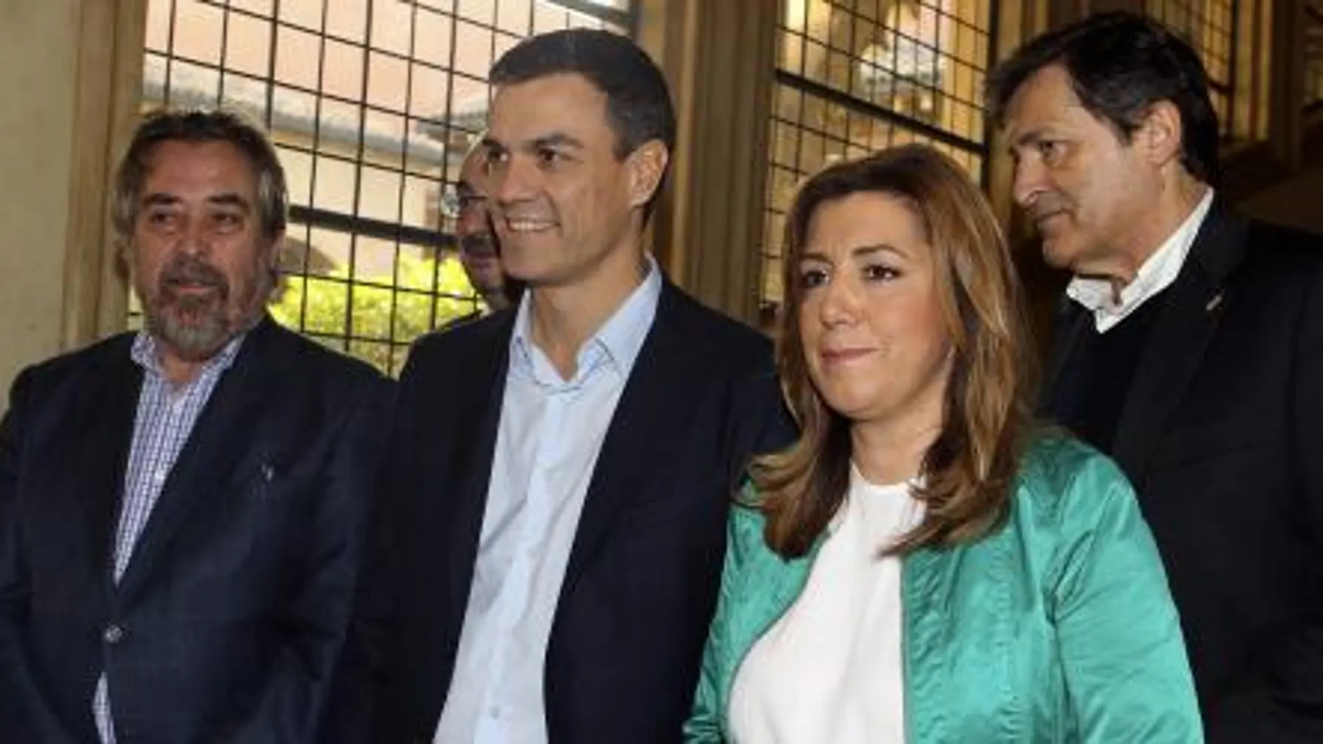 El secretario general del PSOE, Pedro Sánchez (2i), junto a la presidenta de la Junta de Andalucía, Susana Díaz, el alcalde de Zaragoza, Juan Alberto Belloch (i), y el presidente de Asturias, Javier Fernández (d), momentos antes del inicio hoy de la reunión del Consejo Político Federal del partido
