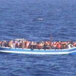 Barcaza con cientos de inmigrantes en Sicilia