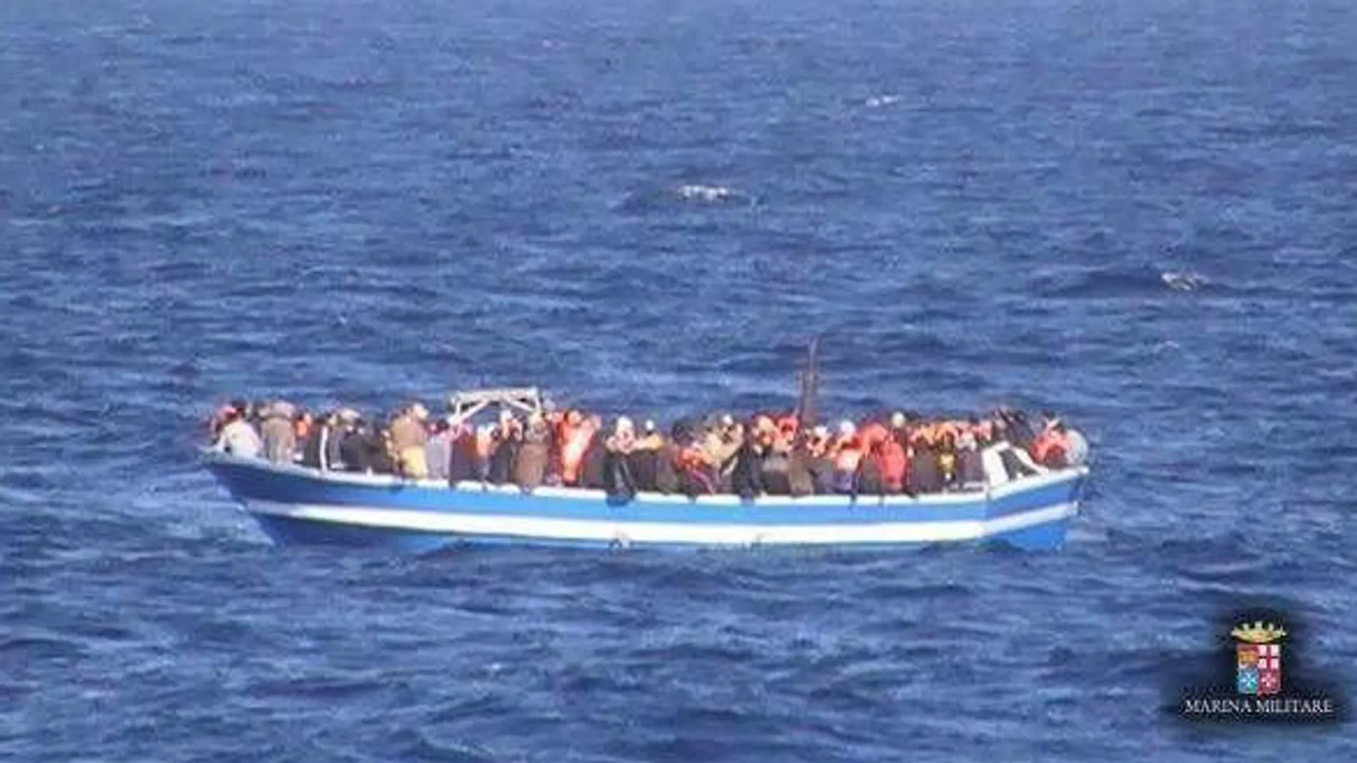 Barcaza con cientos de inmigrantes en Sicilia