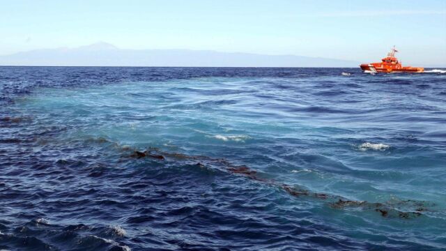 La guardamar Talía, de Salvamento Marítimo, realiza labores de búsqueda de combustible en la costa de Gran Canaria