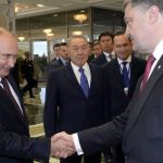 Vladimir Putin estrecha la mano a Petro Poroshenko en Minsk el pasado mes de agosto.