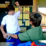 Imagen de televisión de un niño de 11 años que supuestamente es agredido por otro. Imágenes que fueron grabadas por otro menor