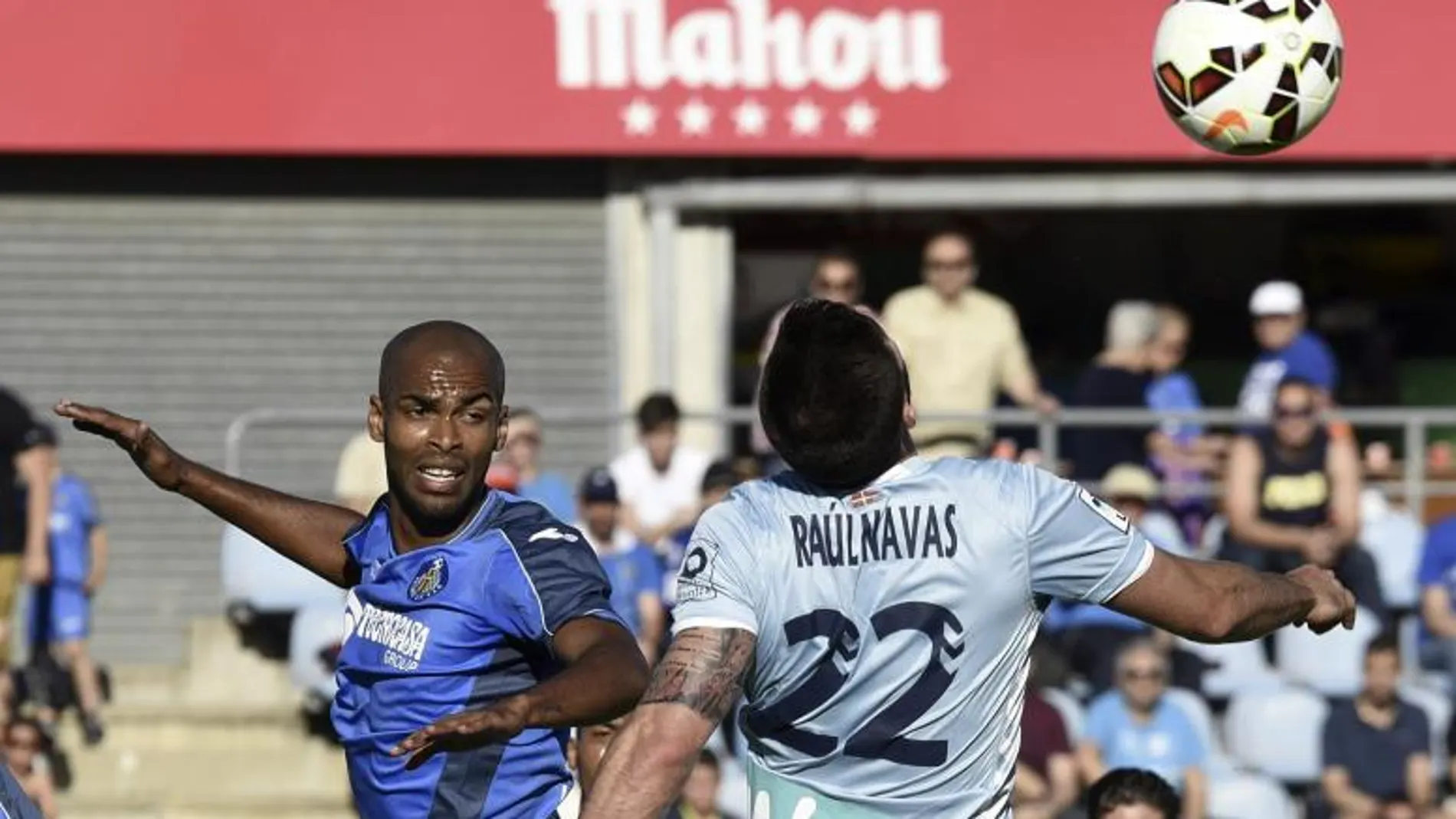 Raúl Navas (d) pelea un balón con el delantero senegalés del Getafe, Babacar Diawara.