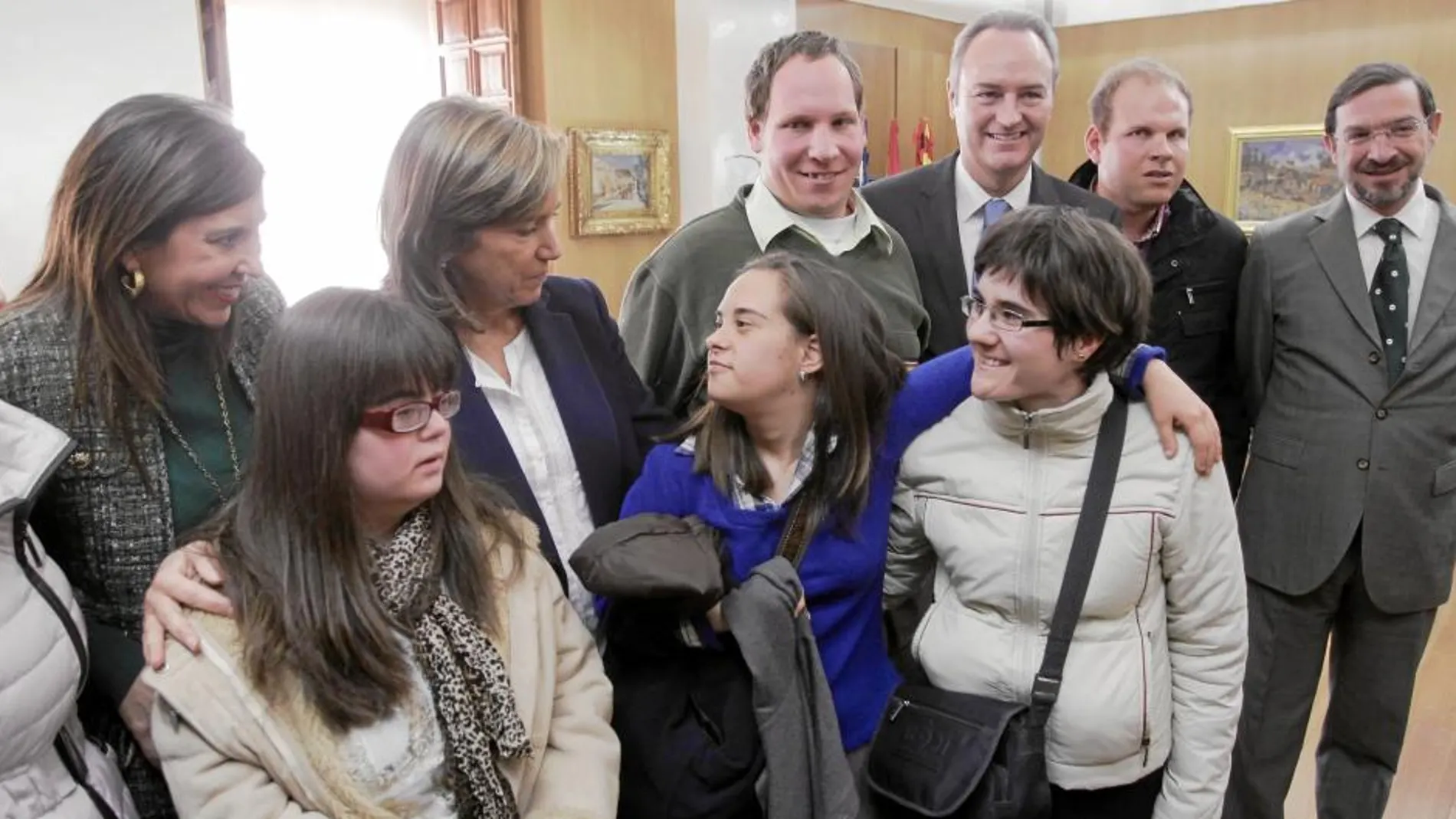 La ministra Mato, la alcaldesa Alonso y el presidente Fabra con un grupo de discapacitados