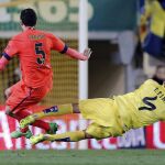 El centrocampista del FC Barcelona Sergio Busquets cae lesionado tras la entrada de Tomás Pina, centrocampista del Villarreal