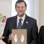 Mariano Rajoy ha recibido hoy en el Palacio de la Moncloa, de manos de la alcaldesa de Madrid, Ana Botella, y del presidente de la Sociedad Madrid 2020 y del Comité Olímpico Español (COE), Alejandro Blanco, un ejemplar del dossier de la Candidatura Olímpica y Paralímpica de Madrid 2020