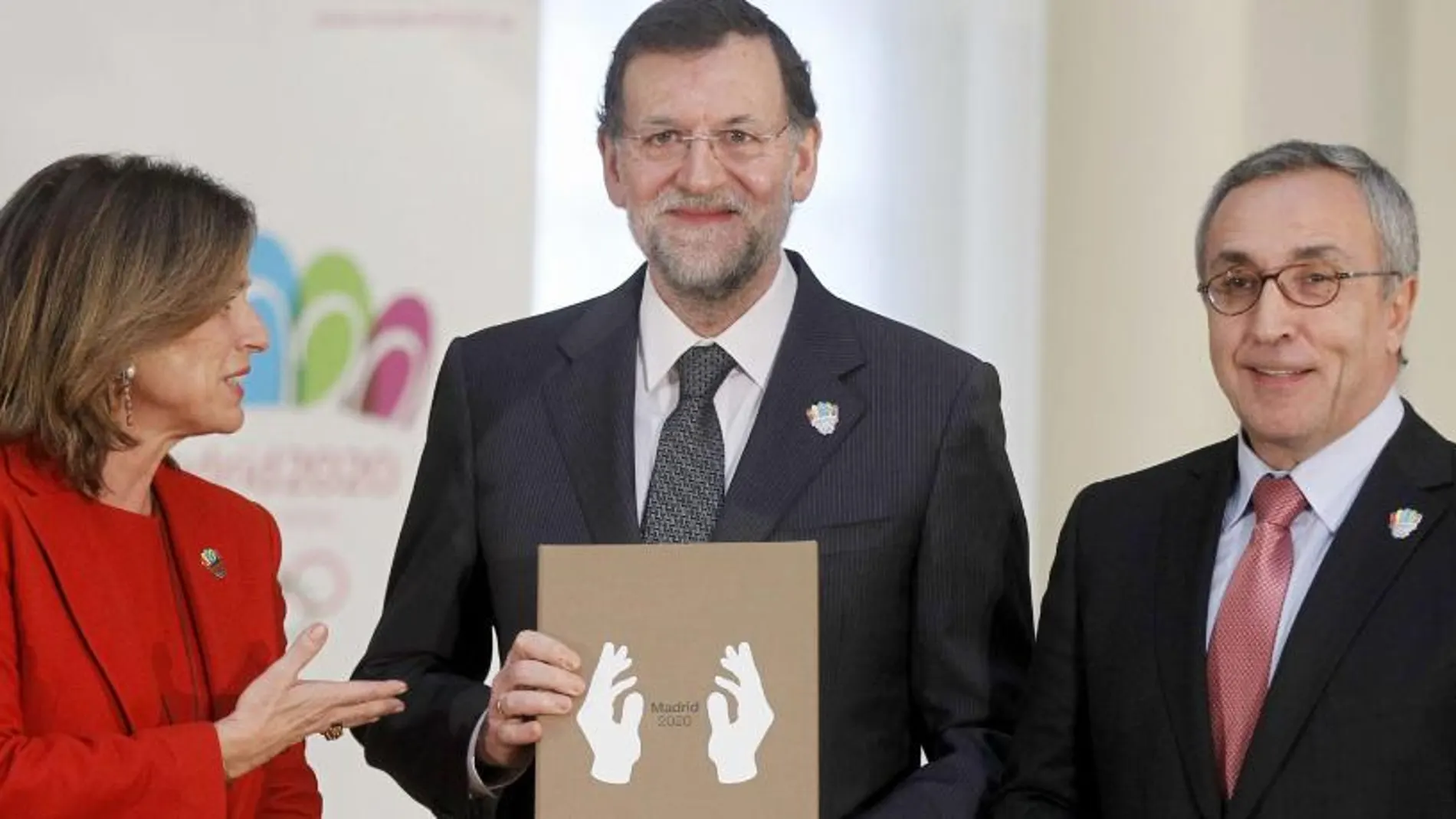 Mariano Rajoy ha recibido hoy en el Palacio de la Moncloa, de manos de la alcaldesa de Madrid, Ana Botella, y del presidente de la Sociedad Madrid 2020 y del Comité Olímpico Español (COE), Alejandro Blanco, un ejemplar del dossier de la Candidatura Olímpica y Paralímpica de Madrid 2020