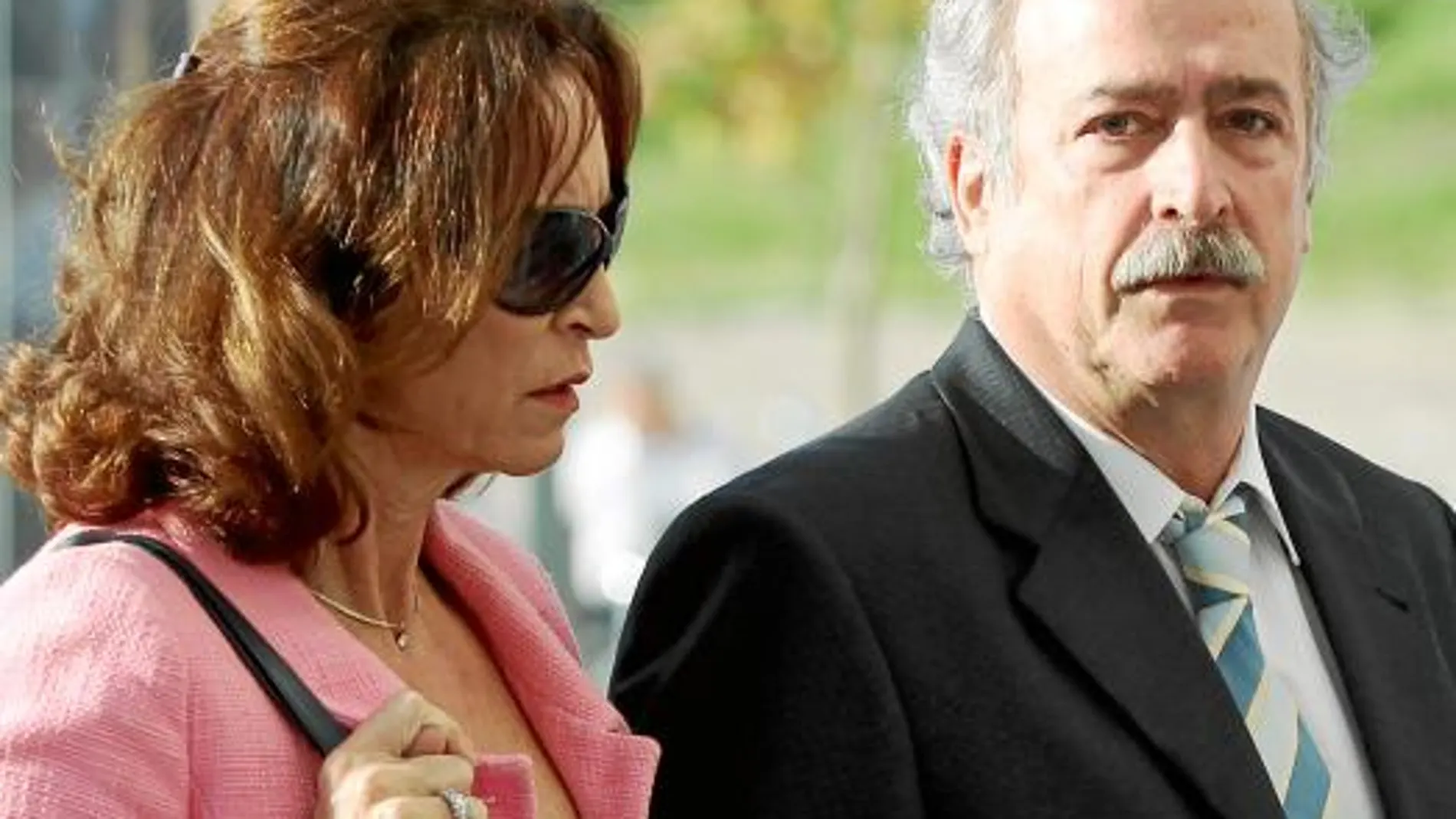 Fernando del Valle, acompañado por su esposa, a su llegada a la Audiencia provincial de Málaga