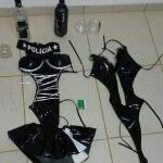 Imagen de las prendas que lucían las falsas policías que drogaron a los vigilantes