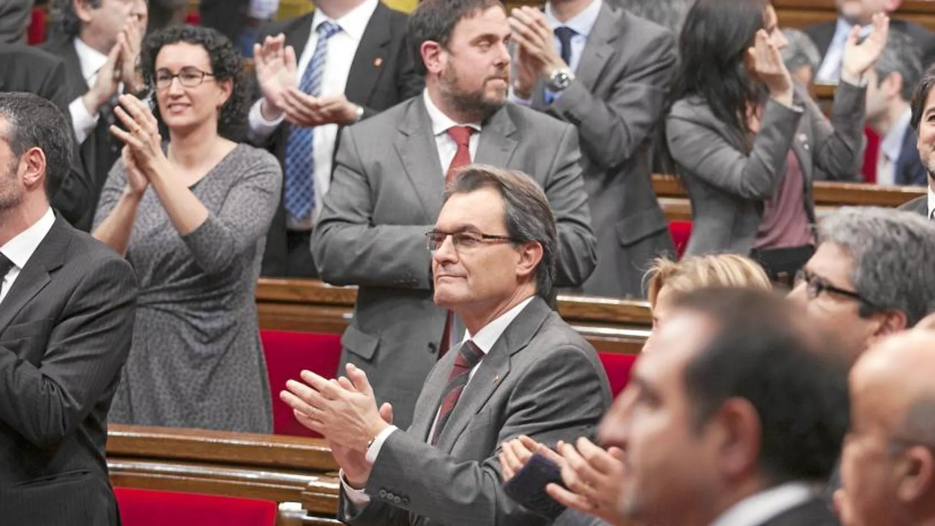 Mas y Junqueras aplauden tras la última votación con la independencia de Cataluña en el horizonte