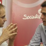 Pedro Sánchez (d), conversa con el secretario general del PSOE riojano, César Luena (i)