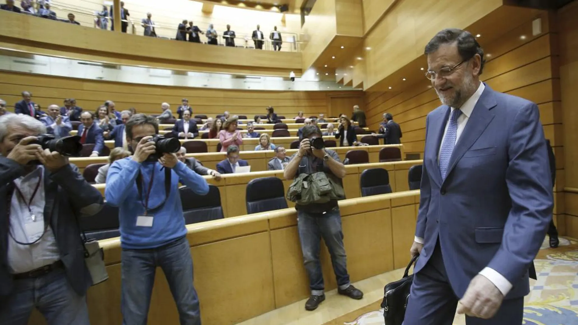 El presidente del Gobierno, Mariano Rajoy, a su llegada hoy al pleno del Senado