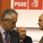Los expresidentes de la Junta de Andalucía José A. Griñán (i) y el vicepresidente tercero del Gobierno, Manuel Chaves (d)