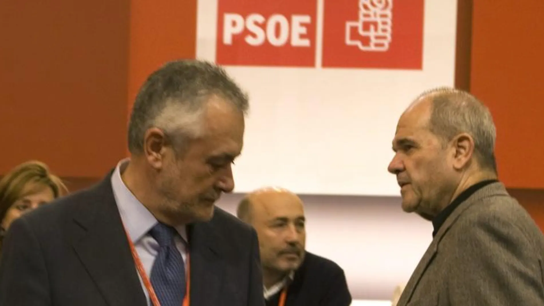 Los expresidentes de la Junta de Andalucía José A. Griñán (i) y el vicepresidente tercero del Gobierno, Manuel Chaves (d)
