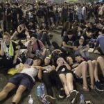 Multitud de jóvenes de Hong Kong se manifiestan a favor de la democracia frente a un edificio gubernamental